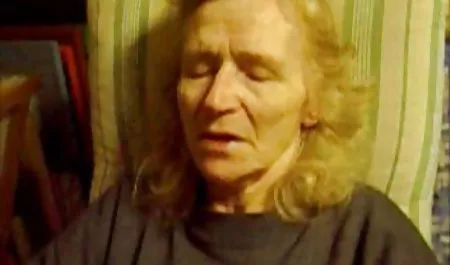 રાઉન્ડ અને બ્રાઉન - લિસા-મૂર્ખ પ્રશ્નો માં ચેક પોર્ન વી. કે. શીર્ષક ભૂમિકા