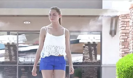 યુવાન સુંદર ચેક પોર્ન માંથી મસાજ દીવાનખાનું છોકરી માંગે છે તેના ડ્રાયવર્સ લાયસન્સ