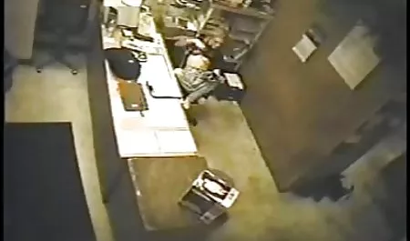 અતીશય કામોત્તેજક છોકરી હાથ થી sexscene cums સાથે બોલમાં ડીયુઓ