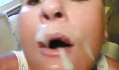 સુપર લાંબા સેક્સી બ્રાઉન પળિયાવાળું ચેક ગેંગ બેંગ Striptease, હસ્તમૈથુન