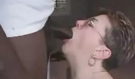 પ્રથમ ગુદા માટે સોનેરી સોનેરી ચેક parnuha