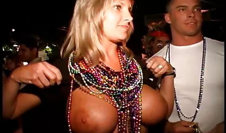 પત્ની humiliates થોડી ડિક અને ચેક પોર્ન પૈસા માટે તે તેને Fucks