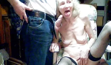 વેશ્યા Sissy આપ્યો તેની પત્ની પર બાઇ-બાઇ-si ચેક પોર્ન શેરી પર અને તેમને જોવા વાહિયાત